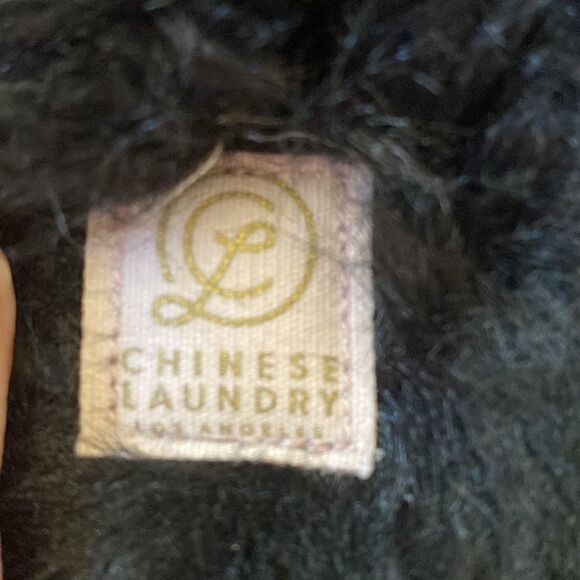 Chinese Laundry Black and Pink Fuzzy Slippers Size 11/12 - Picture 4 of 4